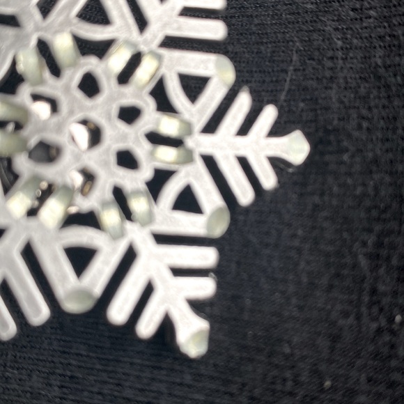 Pretty Snowflake Pin - Picture 2 of 4